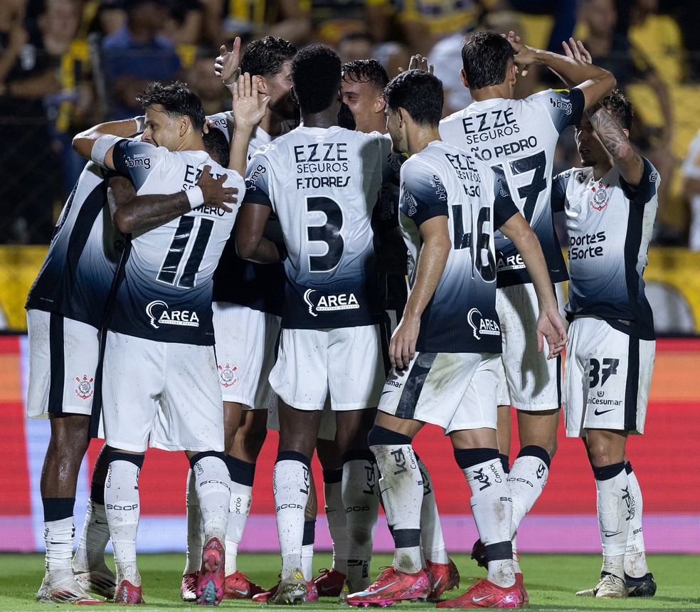 Jogadores do Corinthians comemoram gol sobre o Novorizontino