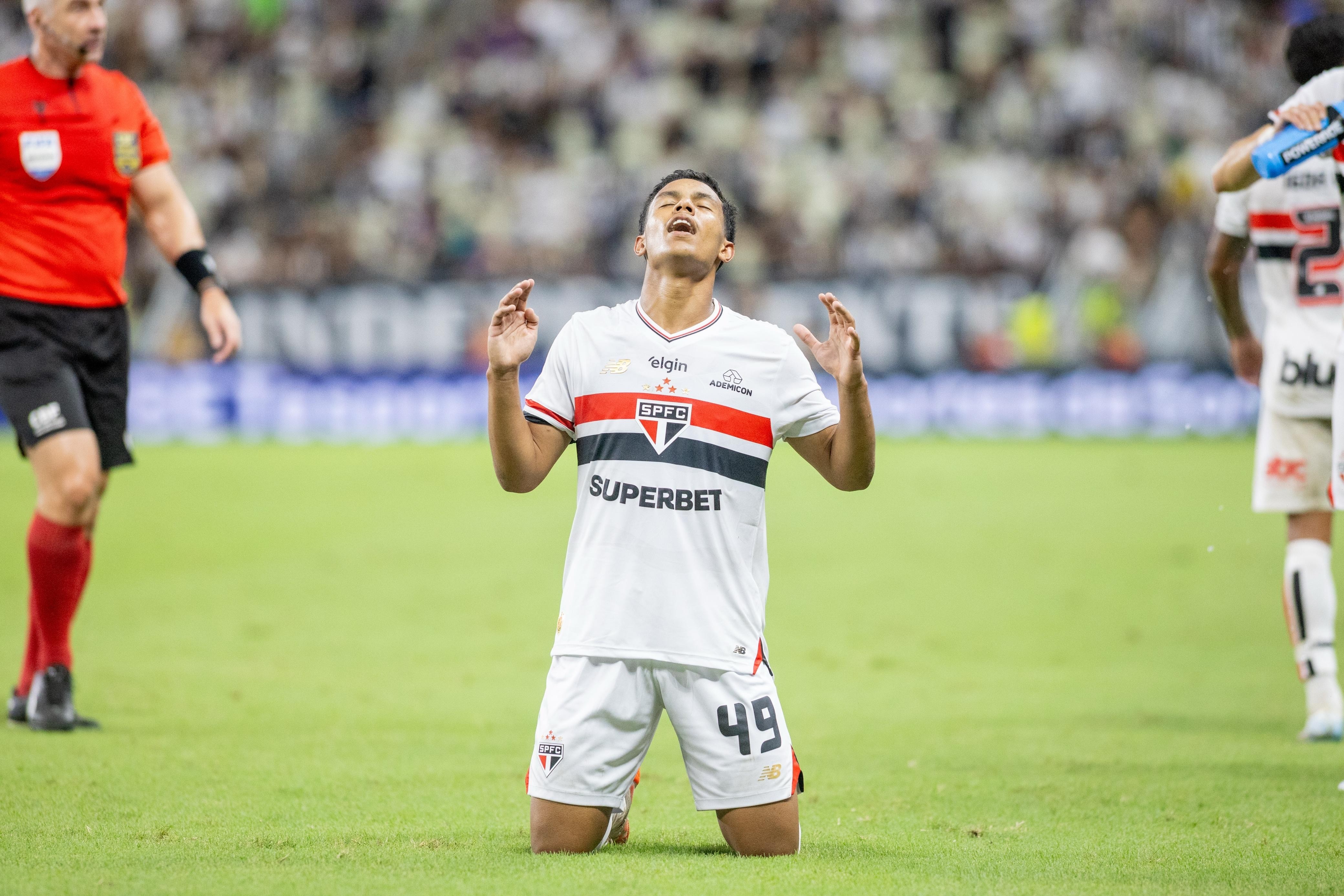 Ryan Francisco brilha na estreia como titular e se junta a promissores do São Paulo