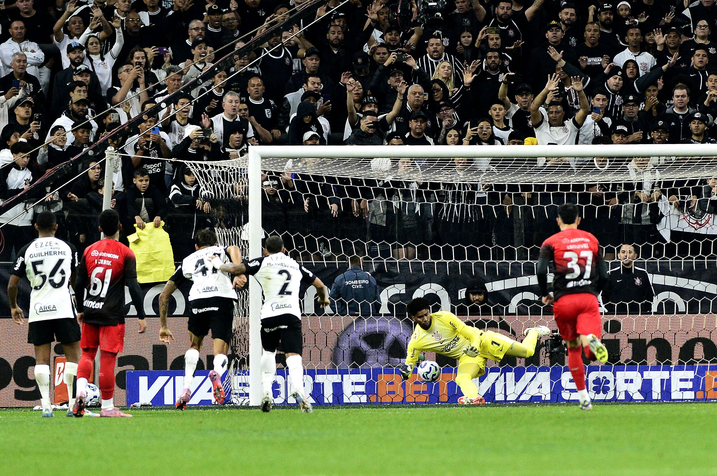 Hugo Souza se destaca e se aproxima do top-3 em defesas de pênaltis pelo Corinthians