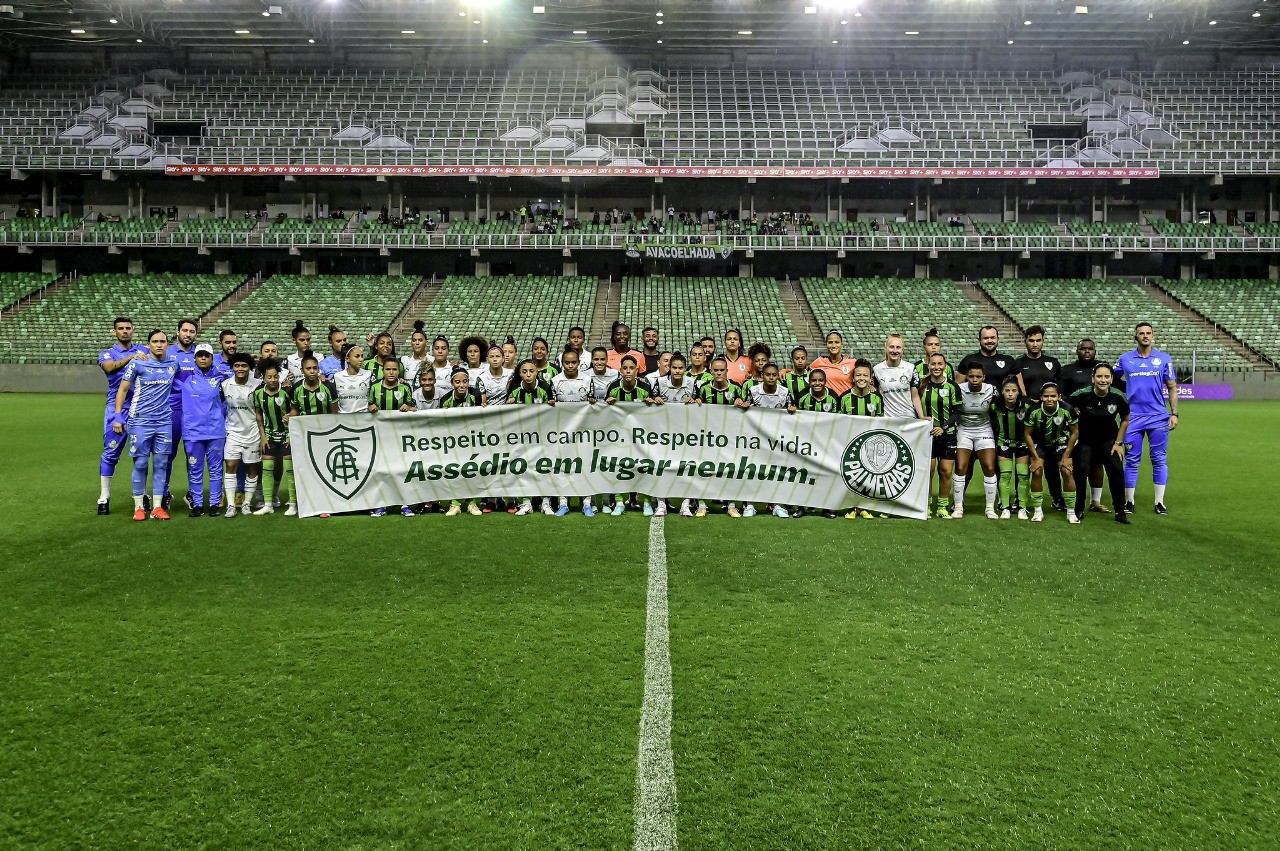 Protesto de jogadoras do América-MG e Palmeiras contra assédio de árbitro