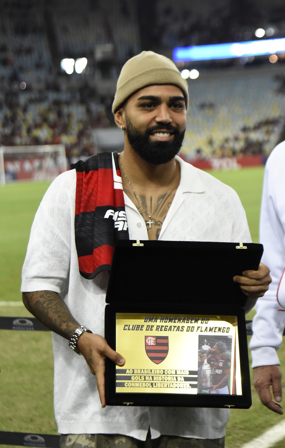 Gabigol recebe placa de maior artilheiro brasileiro da Libertadores &mdash; Foto: Andr&eacute; Dur&atilde;o/ge