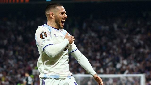 Buendía comemora golaço pelo Aston Villa contra o Freiburg