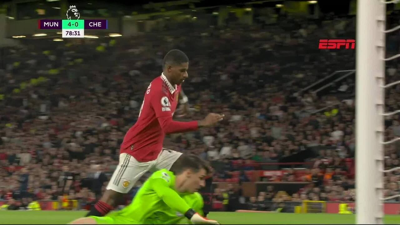 Antony sofre lesão e sai de maca em Manchester United x Chelsea | Ge