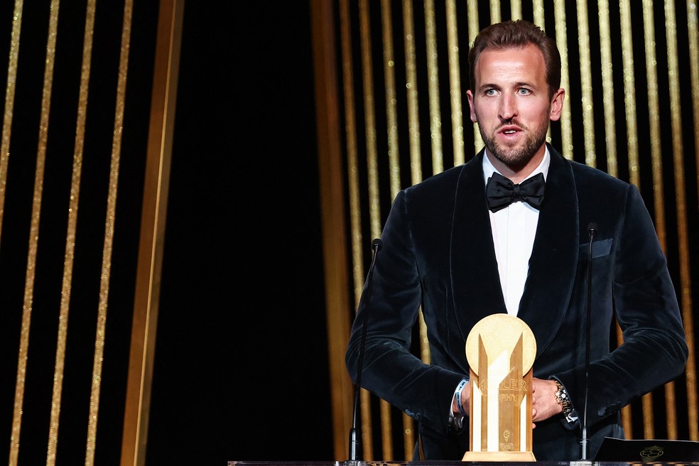 Kane recebeu troféu Gerd Müller na cerimônia da Bola de Ouro — Foto: AFP