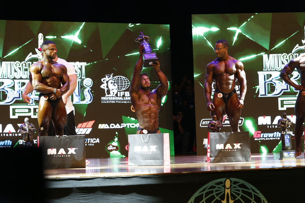 Ramon Dino se ajoelha com troféu da Classic Physique do Mr. Olympia Brasil 2024 — Foto: Gustavo Tilio
