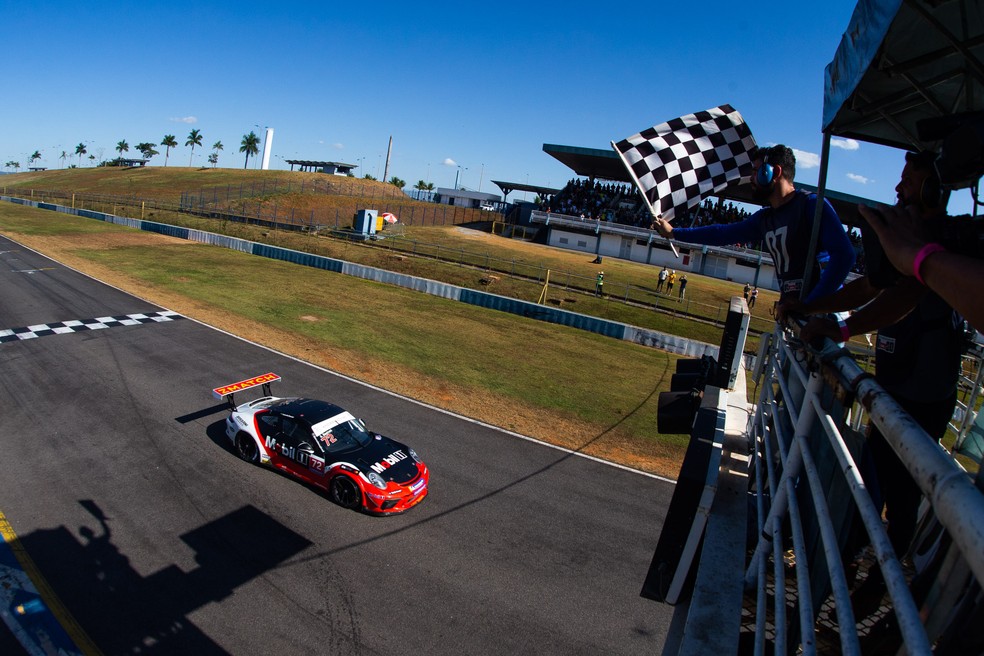 Antonella Bassani recebe a bandeirada de sua primeira vitória na Porsche Cup Brasil em Goiânia, em abril deste ano — Foto: Rafael Gagliano