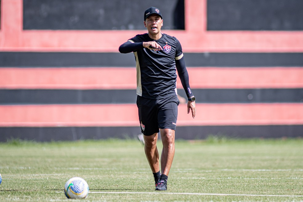 Thiago Carpini em treino do Vitória — Foto: Victor Ferreira / EC Vitória