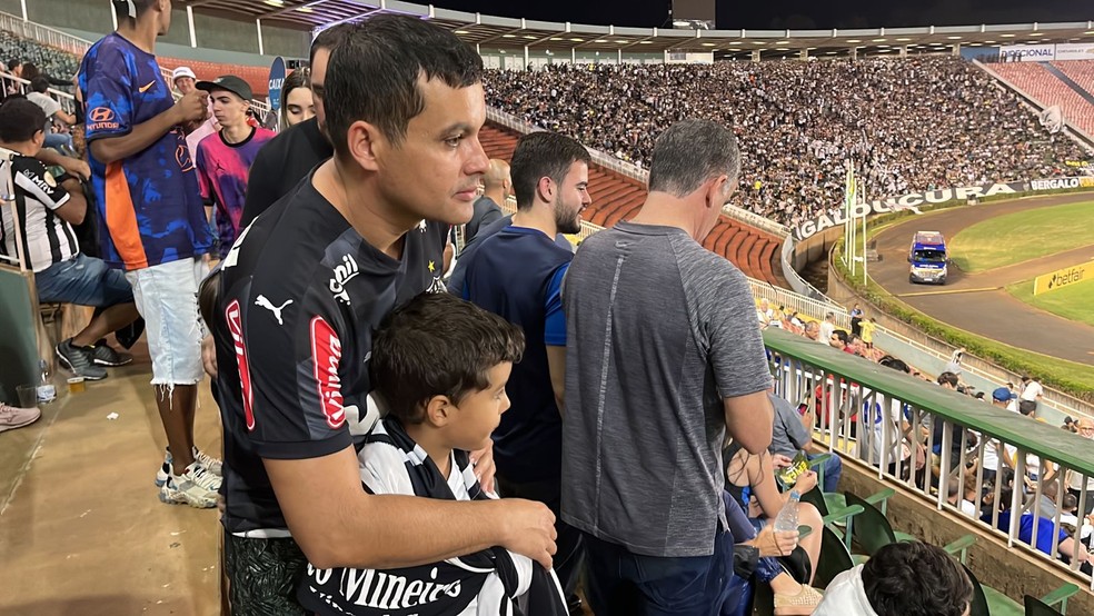 Com medo de violência, grupo de torcedores do Atlético-MG no Rio recomenda:  'Usem camisa neutra' - Esporte - Extra Online