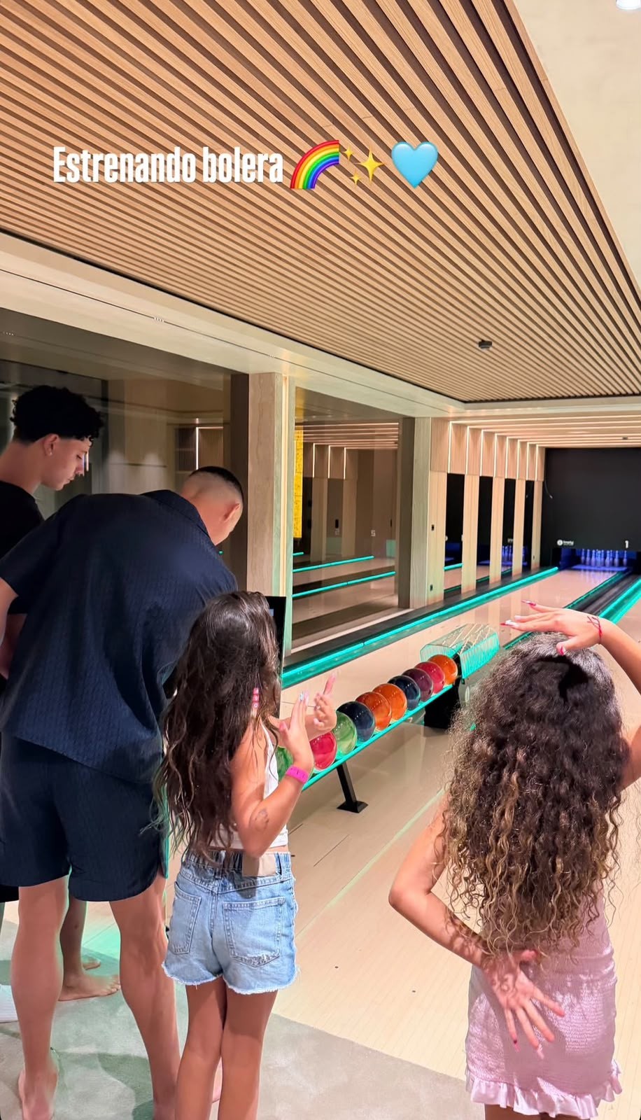 Eliminado da Copa, CR7 aparece jogando boliche com a família