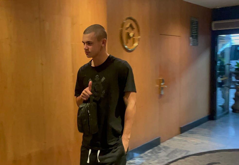 Gabriel Moscardo no hotel em que o Corinthians está em BH — Foto: Marcelo Braga