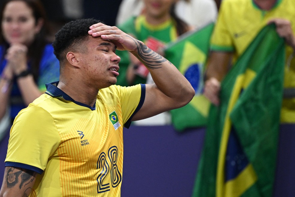 Darlan chora após eliminação do Brasil nas Olimpíadas de Paris — Foto: REUTERS/Annegret Hilse
