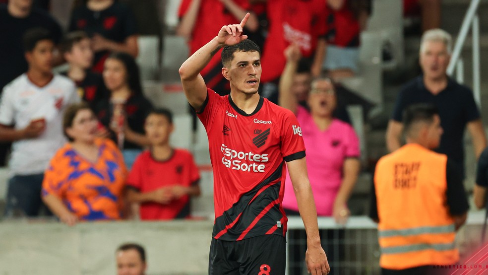Vitor Bueno comemora gol do Athletico sobre o Santos — Foto: José Tramontin/Athletico