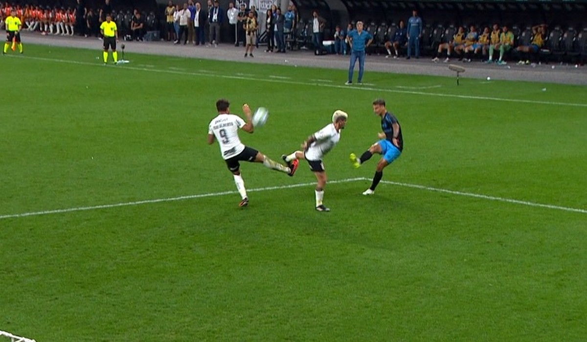 Pênalti não marcado para o Grêmio é escolhido como maior erro do Brasileirão por PC Oliveira