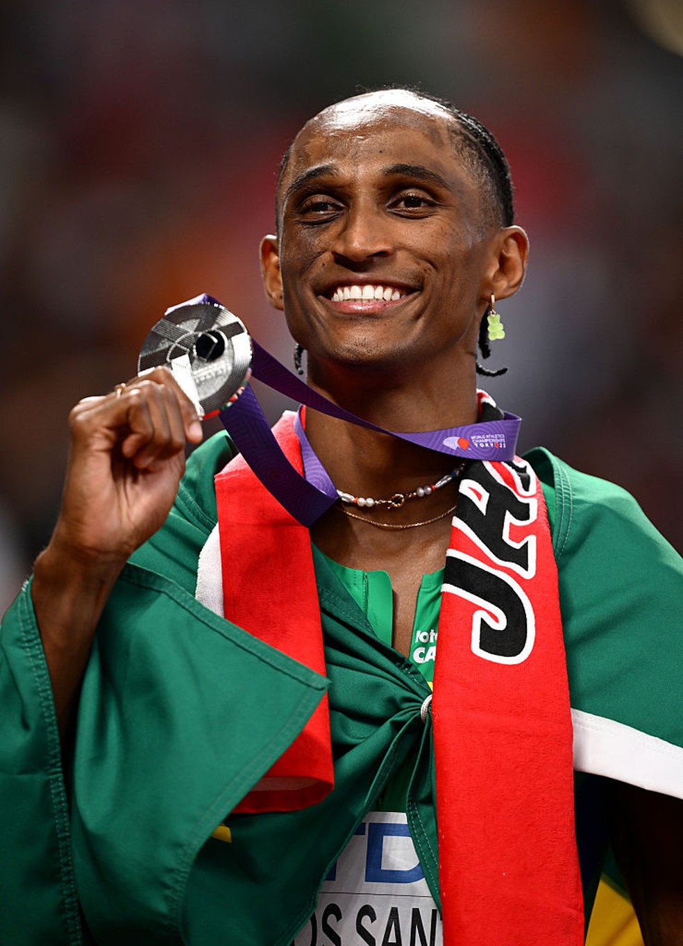 Alison dos Santos mostra a medalha de prata no Mundial de Tóquio — Foto: Hannah Peters/Getty Images