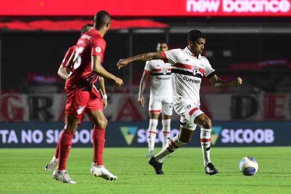 Luiz Gustavo se machuca e deixa o campo no primeiro tempo com dores na coxa