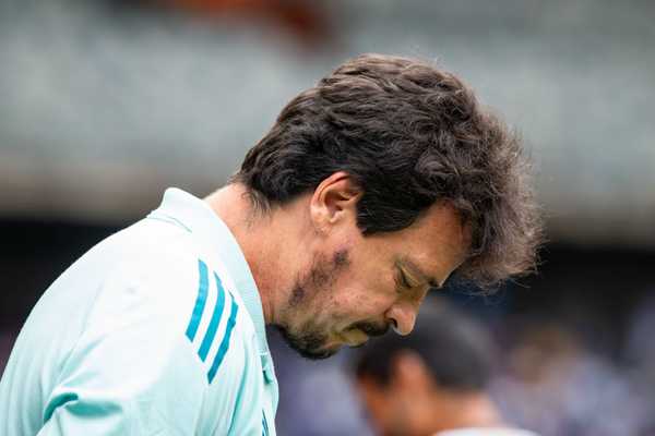 Cruzeiro dispensa técnico Fernando Diniz após anúncio de saída