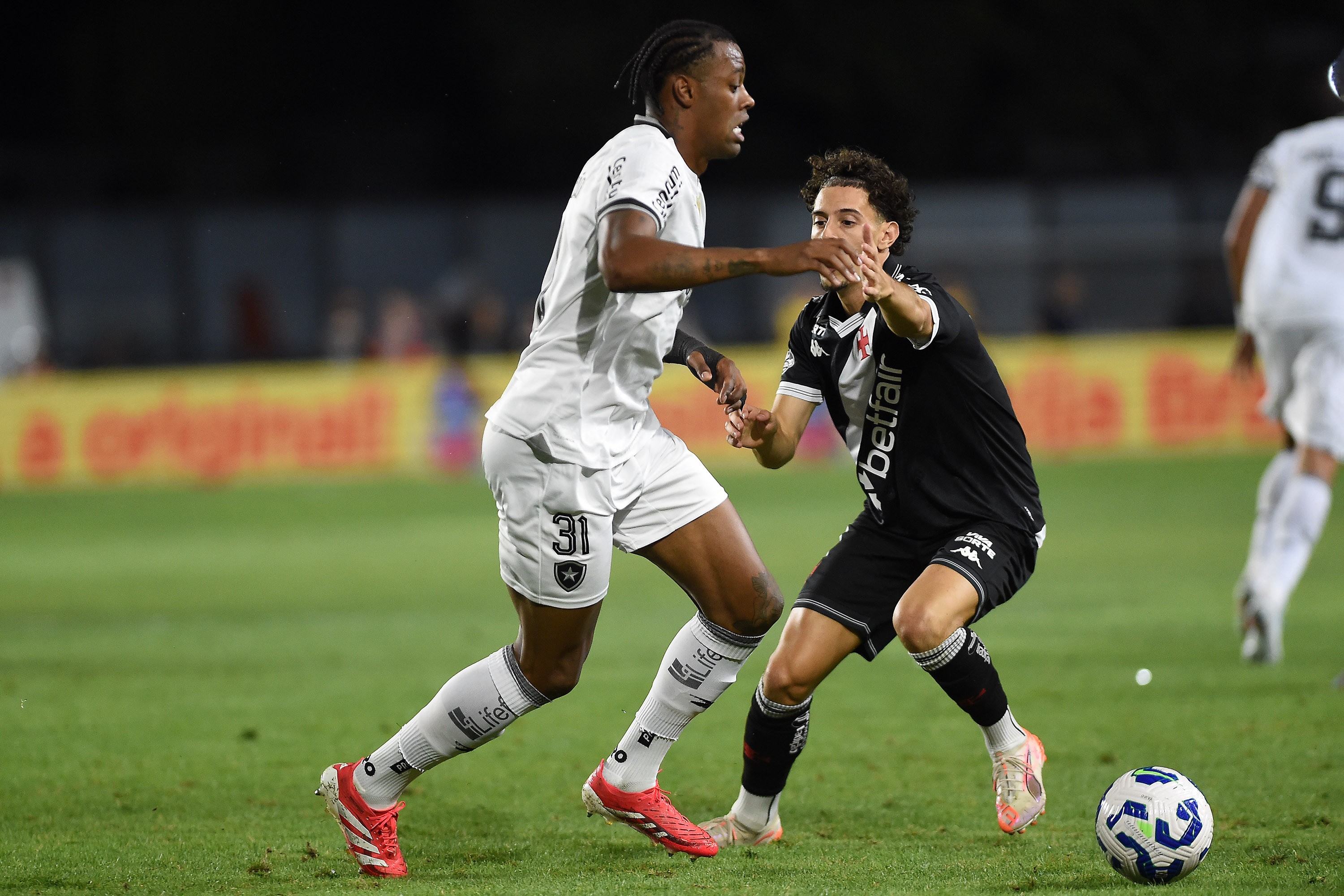Kaio Pantaleão e Barboza viram trunfo no Botafogo e têm melhores números na temporada