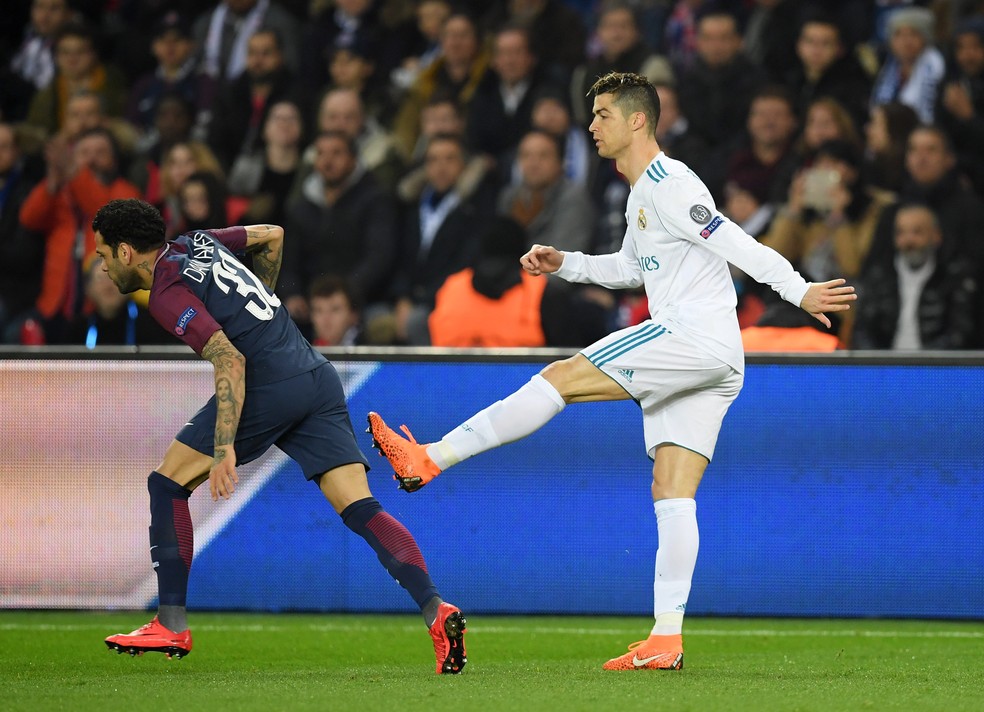 Daniel Alves se irrita com pol mica com CR7 e pede desculpas a
