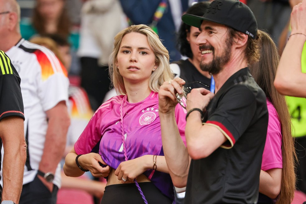 Anika Bissel, esposa do goleiro Manuel Neuer, com a nova camisa da sele&ccedil;&atilde;o da Alemanha &mdash; Foto: Getty Images