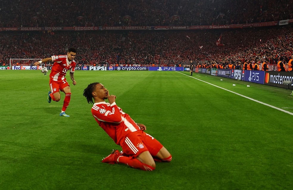 Olise comemora em Bayern x Real Madrid — Foto: REUTERS/Kai Pfaffenbach