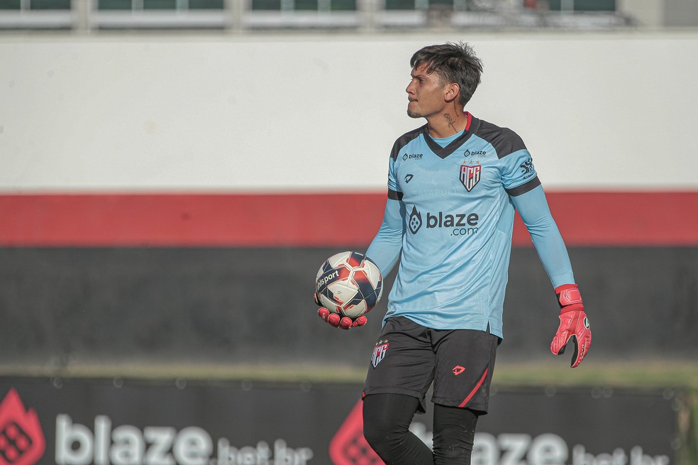 Atlético-GO contrata goleiro experiente e também pede retorno de Léo, que  estava no Goiânia | Ge