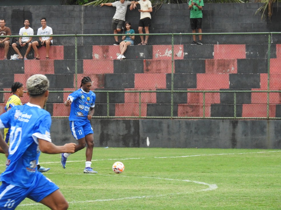 Talles Magno lança a bola para Matheus Gonçalves, que dispara no fundo — Foto: Fred Gomes