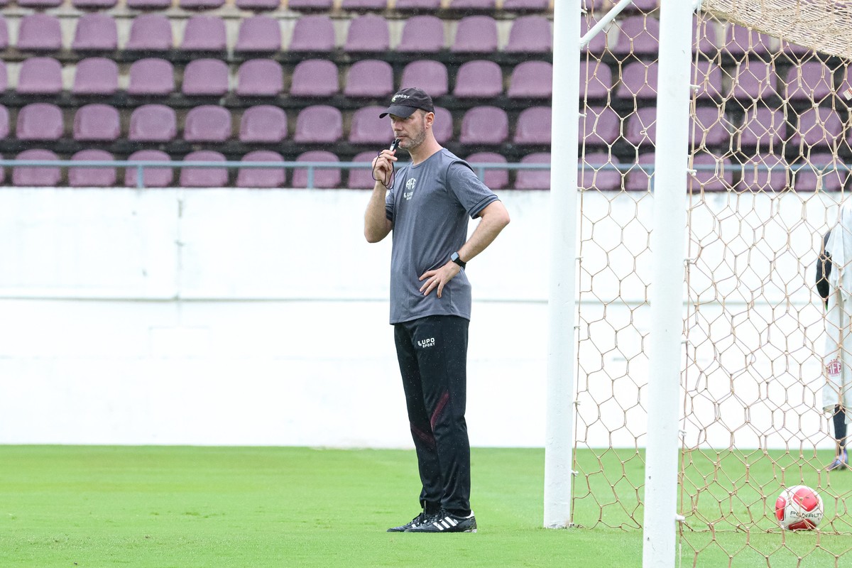 Flamengo contrata Vinícius Bergantin como auxiliar técnico de Tite na seleção.
