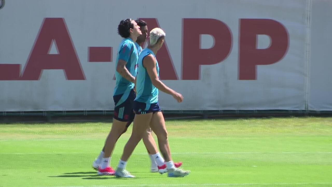 Pedro retorna aos treinos com o Flamengo após liberação do departamento médico