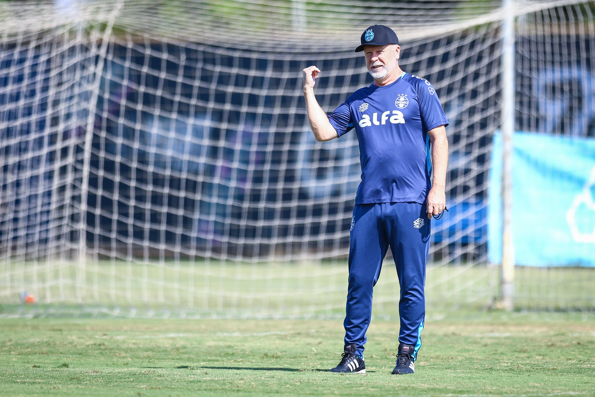 MUDANÇAS! Mano Menezes mexe o meio-campo para enfrentar o Vitória