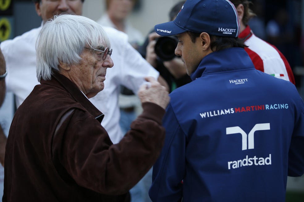 Bernie Ecclestone e Felipe Massa conversam durante a temporada 2015 da Fórmula 1 — Foto: Glenn Dunbar/LAT Images