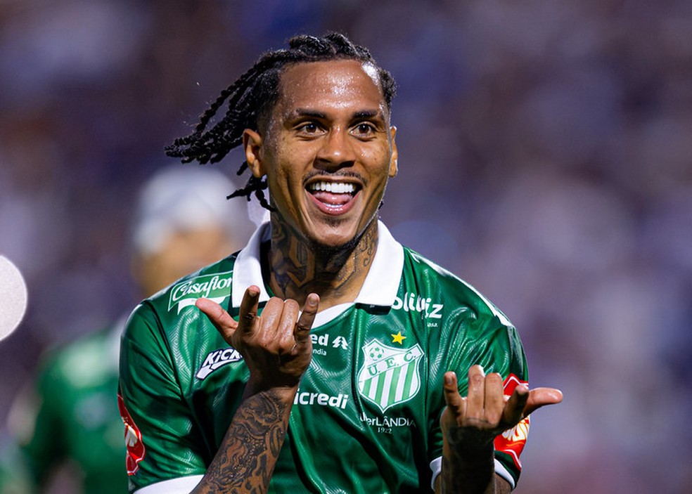 Da Silva pode aparecer entre os titulares — Foto: Renato Alexandre