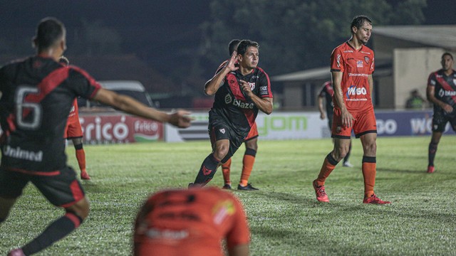 Guilherme Marques comemora um dos seus gols na partida