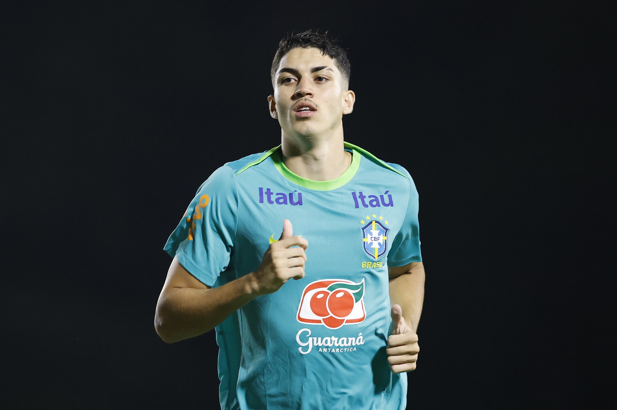 Botafogo anuncia a contratação do zagueiro Jair