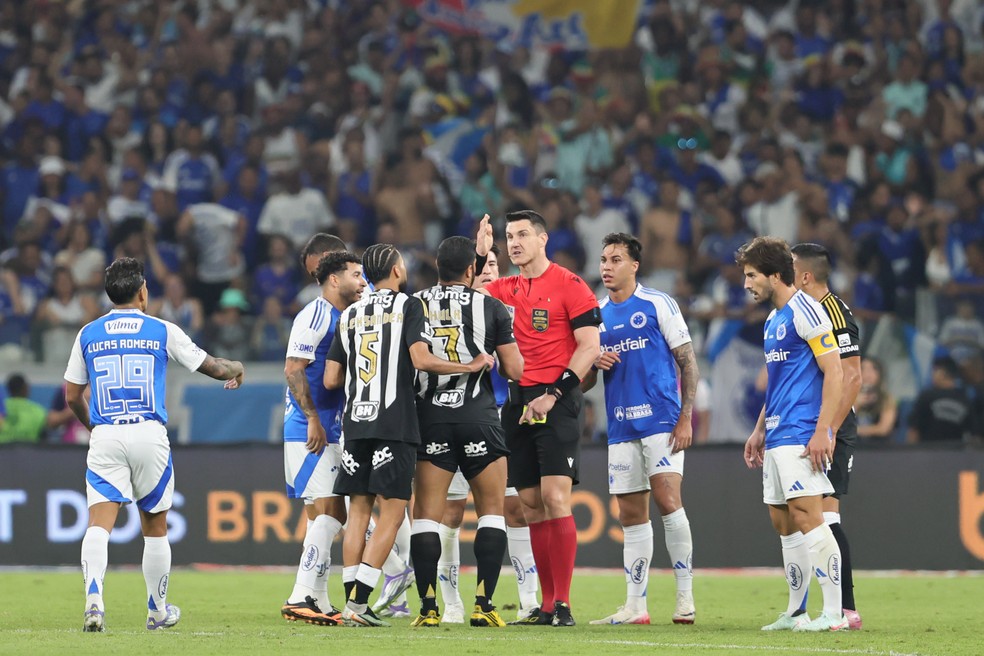 Árbitro Rafael Rodrigo Klein em Cruzeiro x Atlético-MG — Foto: Gilson Lobo/AGIF