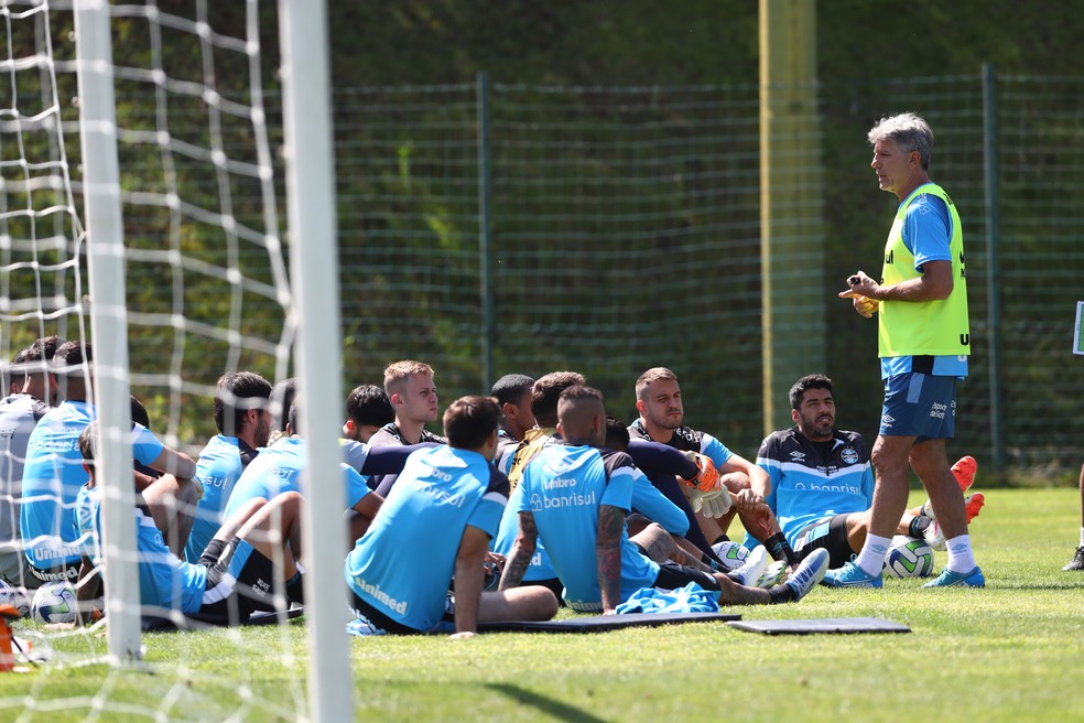 Renato conversa com o grupo do Grêmio — Foto: Luis Eduardo Muniz/Grêmio