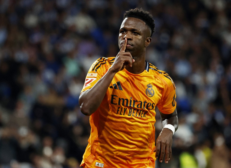 Vinícius Júnior pede silêncio à torcida da Real Sociedad após marcar pelo Real Madrid — Foto: REUTERS/Vincent West