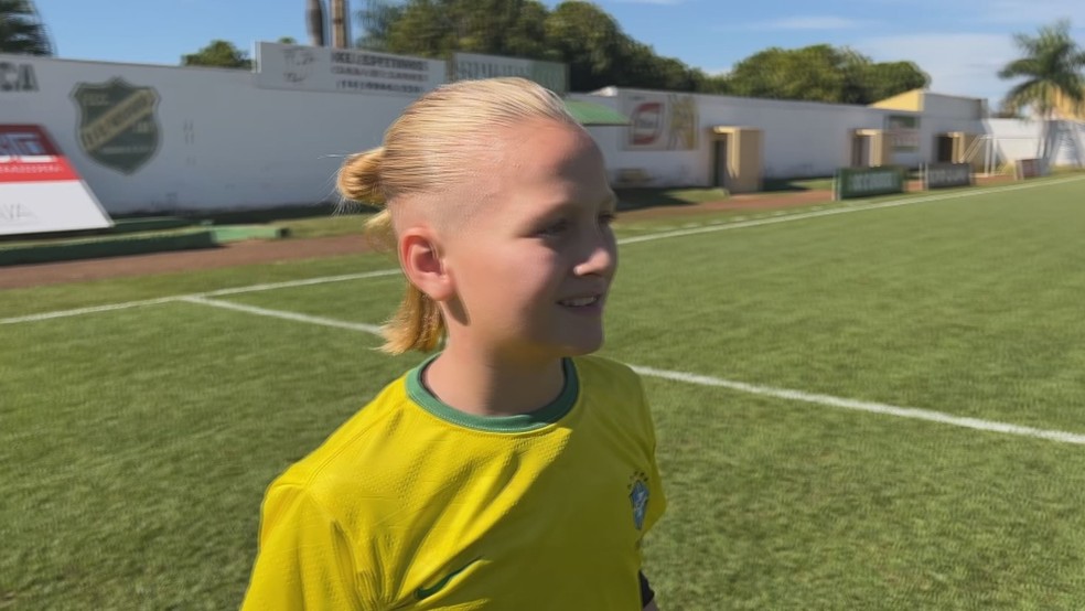 Heitor imita o penteado e joga na mesma função que o ídolo