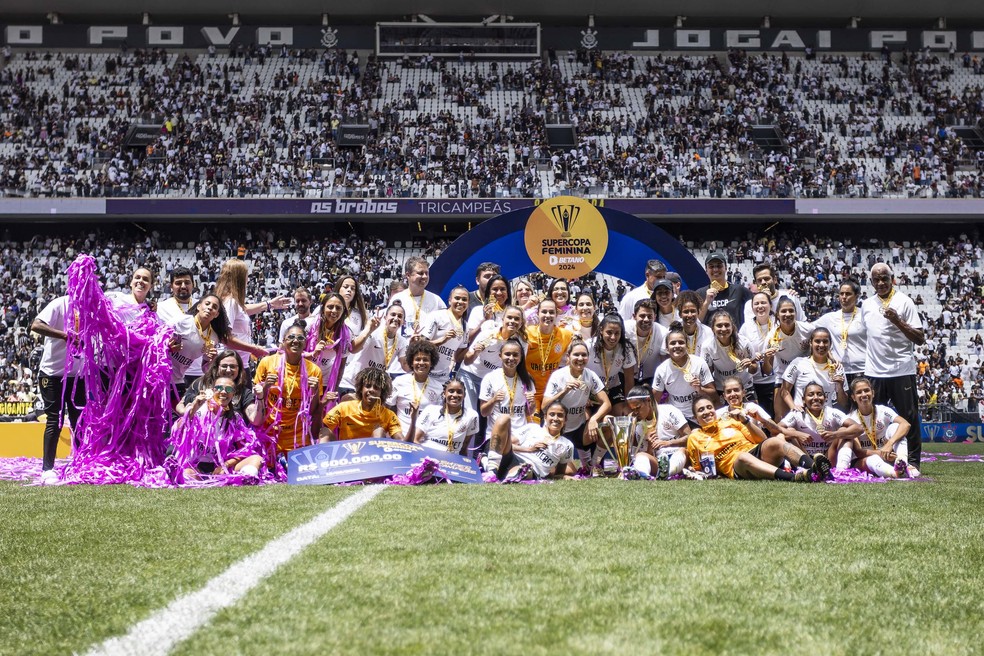 Time feminino do Corinthians começou 2024 com o título da Supercopa — Foto: Staff Images/CBF