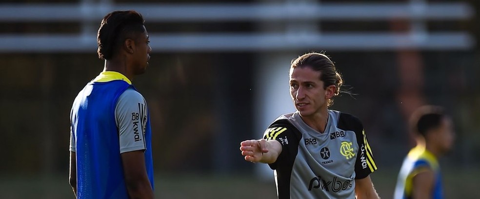 Filipe Luís orienta Bruno Henrique em treino do Flamengo