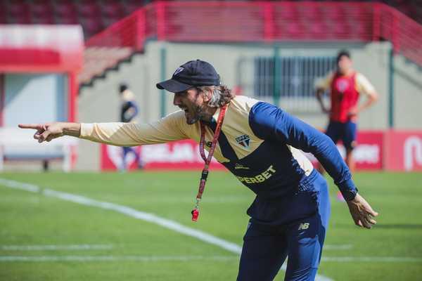 MUDANÇAS? Zubeldía prepara alterações na escalação do São Paulo para enfrentar o Flamengo