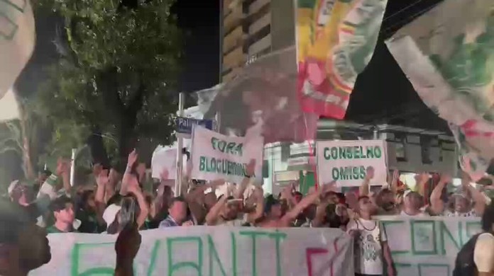 Papel escrito 'Palmeiras não tem Mundial' é jogado em protesto no