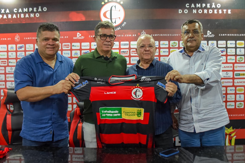 Galeguinho Barroso, Evaristo Piza e membros da diretoria do Campinense — Foto: Estefinho Francelino / Campinense