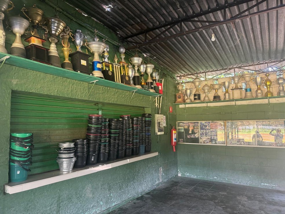 Cruz da Esperança se orgulha dos trouféus conquistados — Foto: Ulisses Lopresti