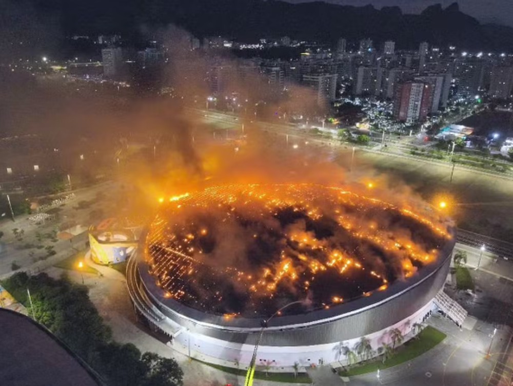 Incêndio atinge velódromo do Parque Olímpico, no Rio, e destrói parte da cobertura