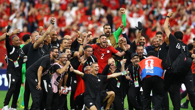 Jogadores e comiss&atilde;o t&eacute;cnica do Egito comemora primeira vit&oacute;ria em Copas do Mundo