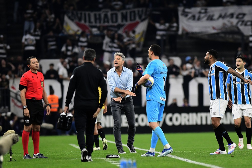 Renato Gaúcho e jogadores do Grêmio reclamam com a arbitragem — Foto: Marcos Ribolli