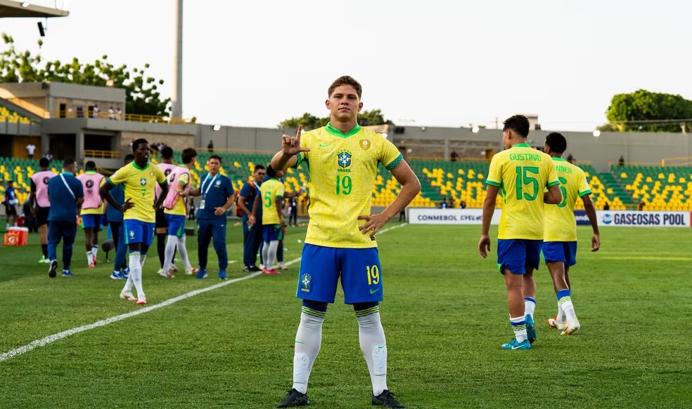 Dell, jogador do Brasil no Mundial Sub-17, apelidado de 'Haaland do Sertão'.