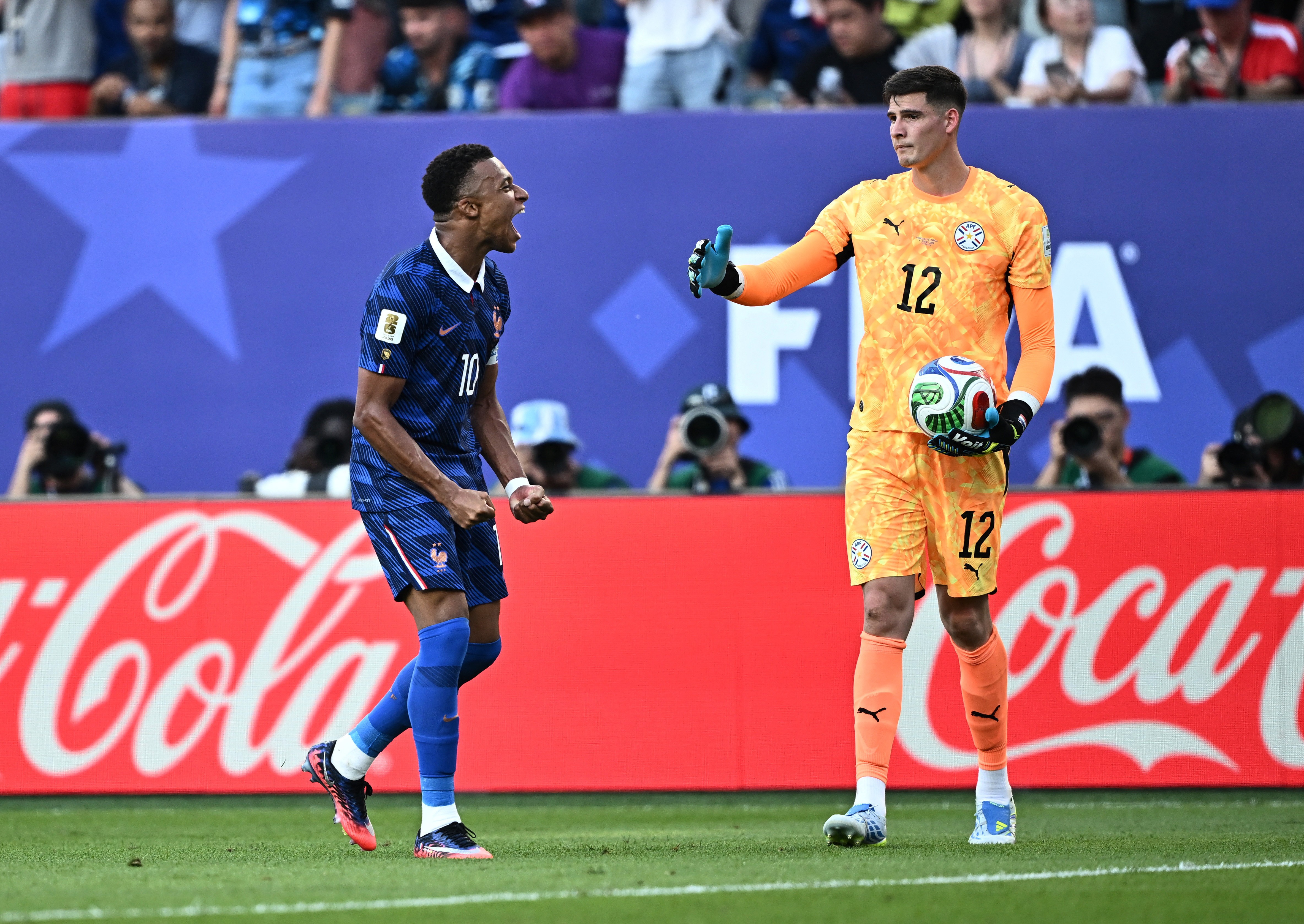 Goleiro do Paraguai responde Mbappé após críticas: 'Isso é futebol!'