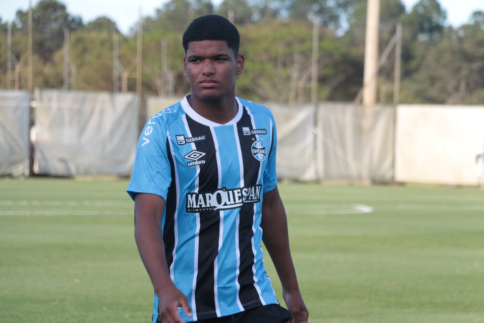 Harlley, centroavante do sub-17 do Grêmio — Foto: Eduardo Moura