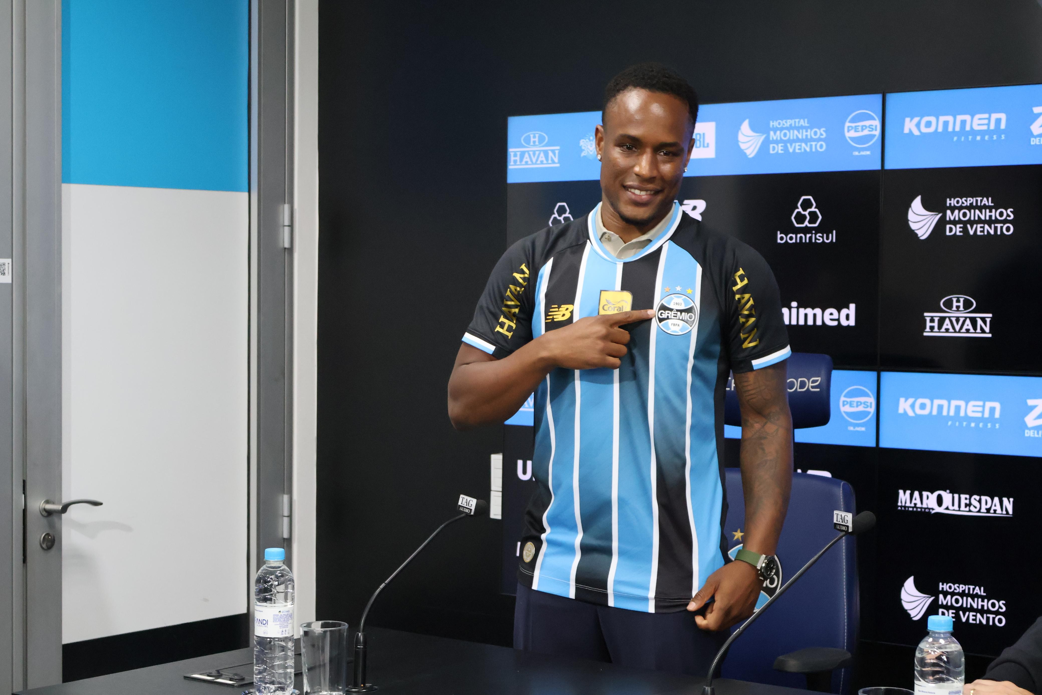 Jovane Cabral é apresentado no Grêmio e cita Ronaldinho, Suárez e Luan: "Clube histórico"